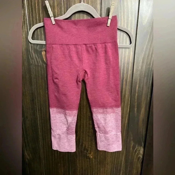 Lululemon Crop Compression Leggings. Size:4. Color: Gradient Burgundy - Picture 14 of 14